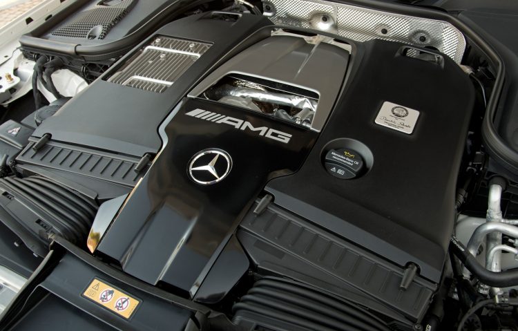 E 63 S 4MATIC+ designo selenitgrau magno Leder Exklusiv Nappa AMG schwarz Kraftstoffverbrauch innerorts / Fuel consumption in town11,7–11,4 l/100 km Kraftstoffverbrauch außerorts / Fuel consumption outside7,6–7,3 l/100 km Kraftstoffverbrauch kombiniert / Fuel consumption combined9.1-8.8 l / 100 km CO2-Emissionen / CO2 emissions combined 207–199 g/km