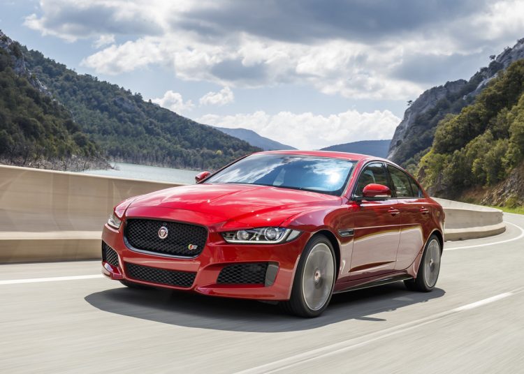 2017 Jaguar XE S frente