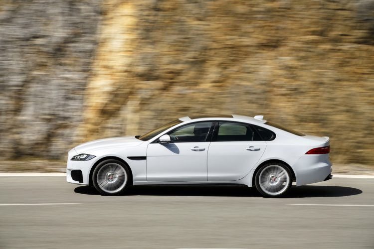 2017 Jaguar XF perfil