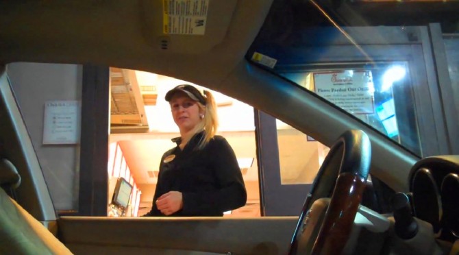 Carro "fantasma" no drive-in do McDonald’s assusta funcionários 