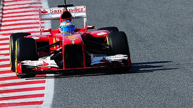 03mar2013---fernando-alonso-acelera-sua-ferrari-pelo-circuito-de-barcelona-durante-testes-coletivos-1362314025854_1920x1080