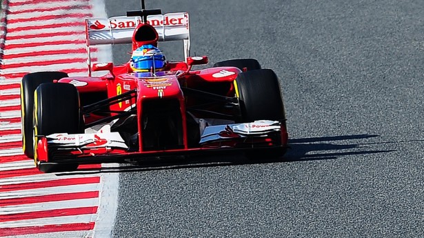 03mar2013---fernando-alonso-acelera-sua-ferrari-pelo-circuito-de-barcelona-durante-testes-coletivos-1362314025854_1920x1080