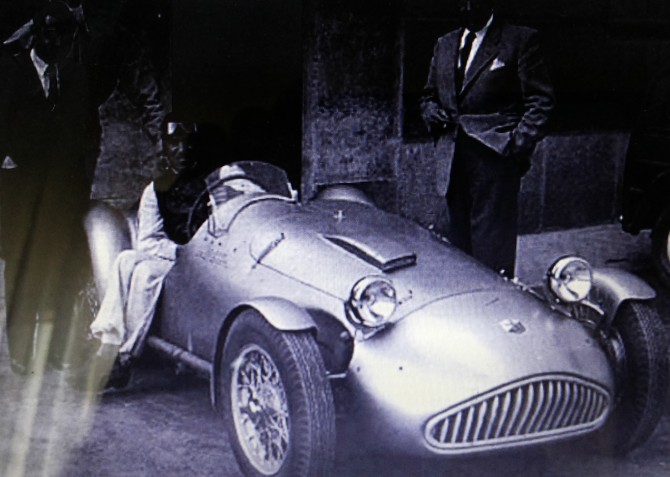 A lenda Tazio Nuvolari no seu Cisitalia Abarth 204A Spyder Sport de 1950.