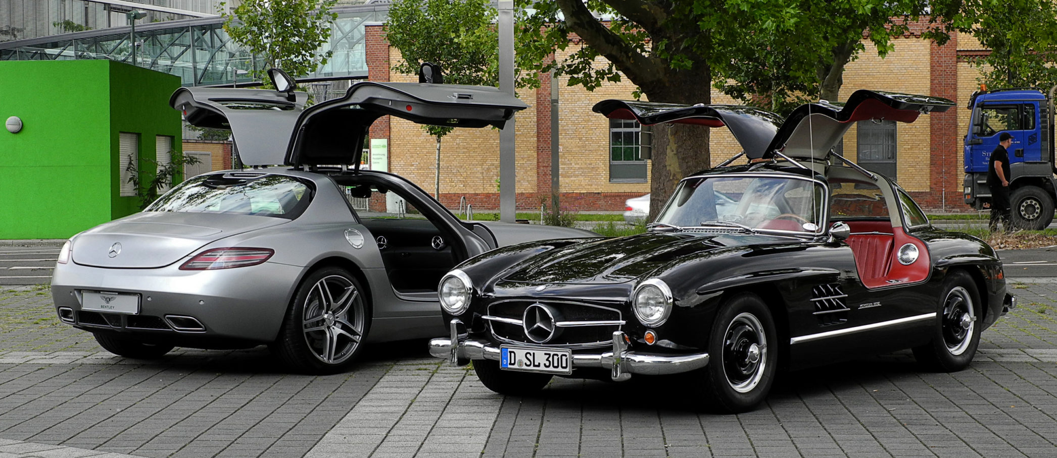 Mercedes-Benz SLS e Mercedes-Benz 300 SL