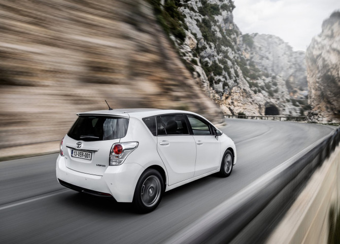 Toyota-Verso_2013_2c