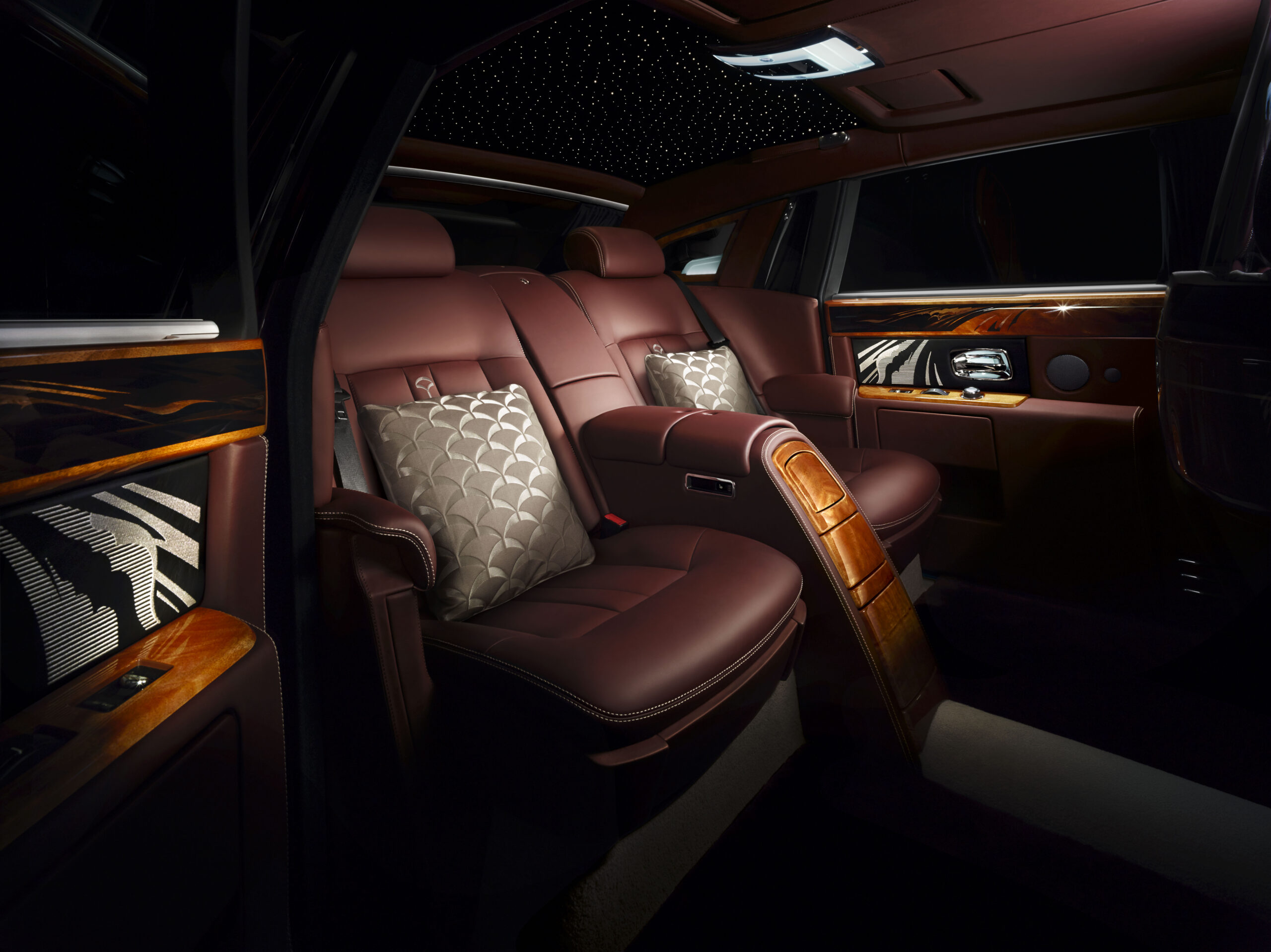 Rolls Royce Phantom Bespoke Pinnacle Travel montra de luxo