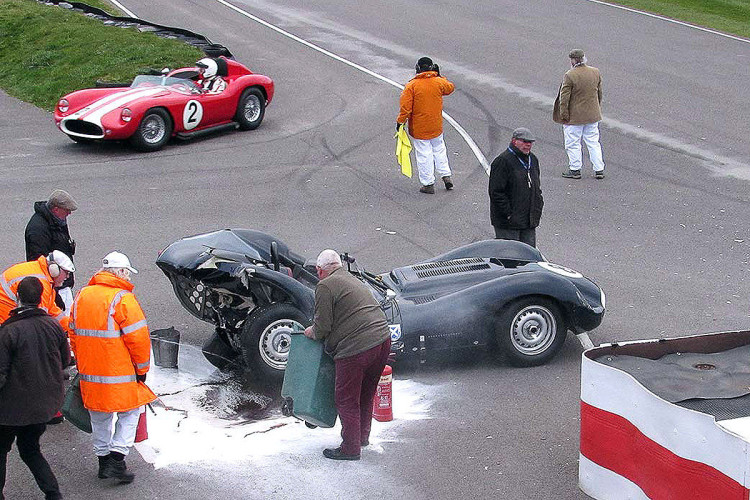 Mercedes-300-SLS-prallt-in-Goodwood-auf-Lister-Jaguar-1200x800-9c0b1c443c5cf72b