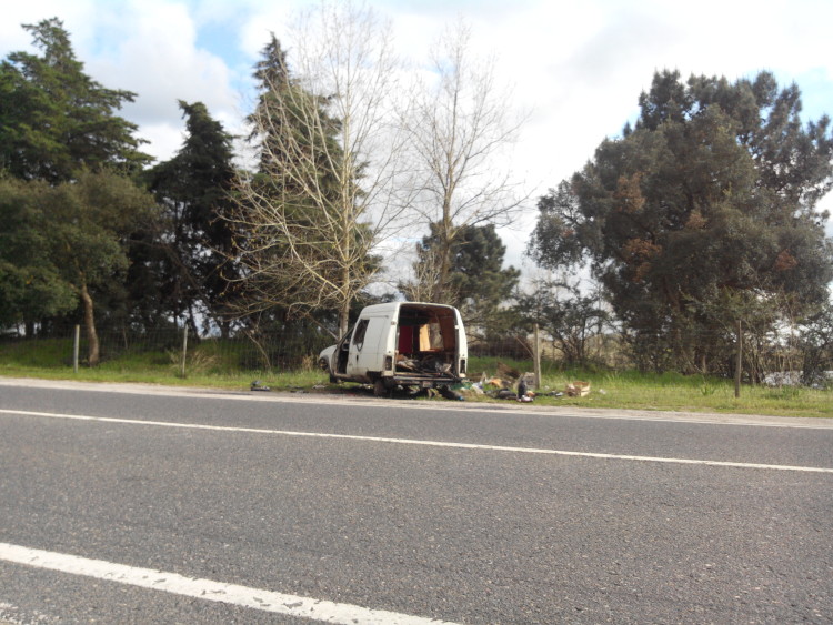 carro abandonado grandola setubal