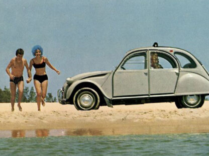 Citroen 2CV na praia com pessoas