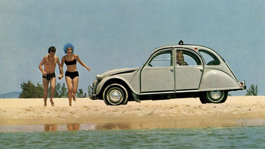 Citroen 2CV na praia com pessoas