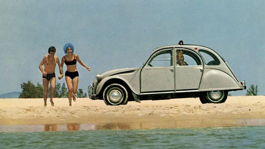 Citroen 2CV na praia com pessoas