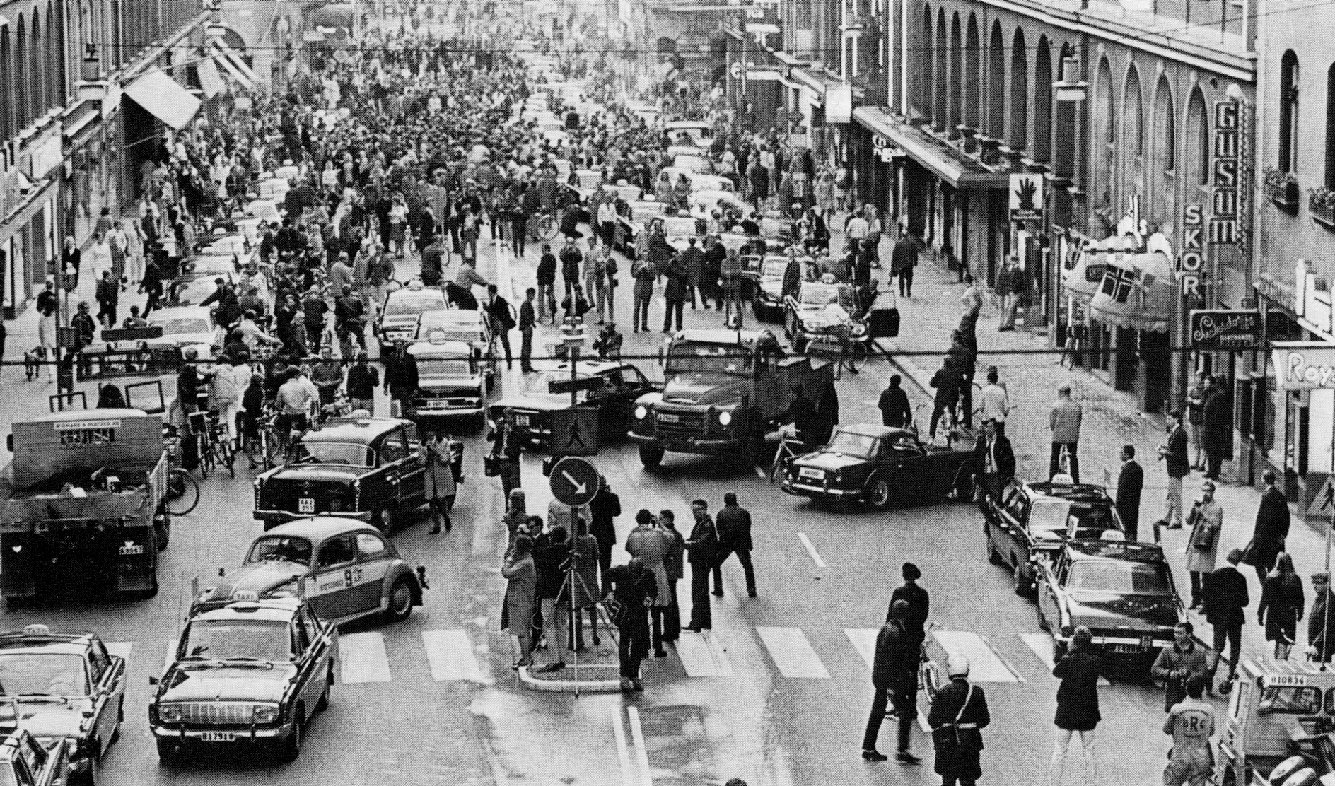 Kungsgatan, Suécia, em 1967 quando o sentido de circulação mudou