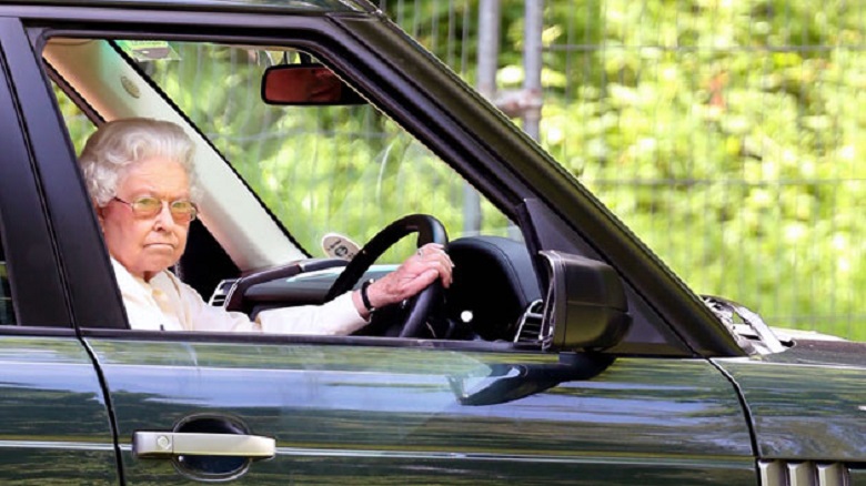 Rainha Isabel II Range Rover conduzir 1