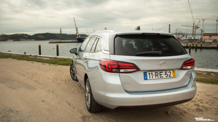 Opel Astra Sports Tourer-13