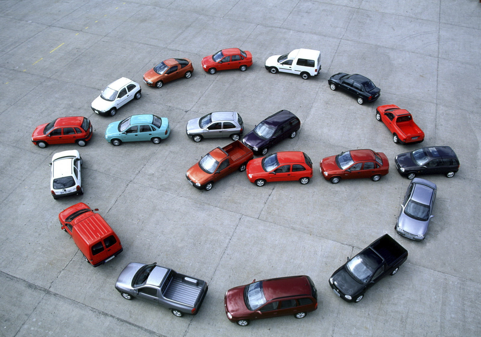 Logótipo Opel formado com automóveis