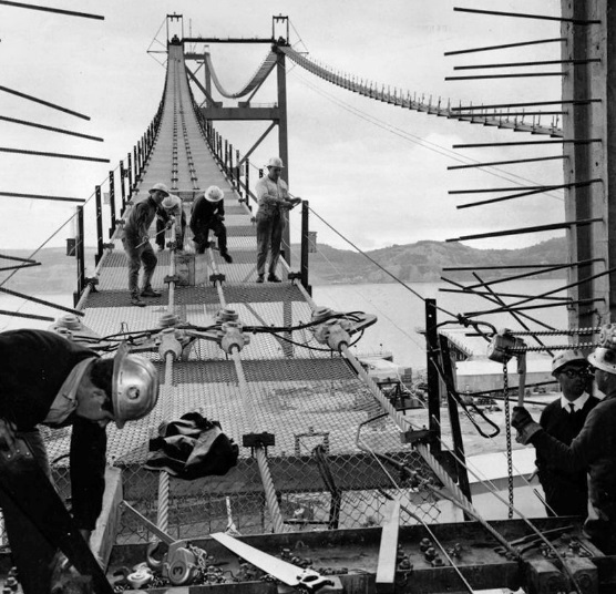 Operários durante a construção da Ponte