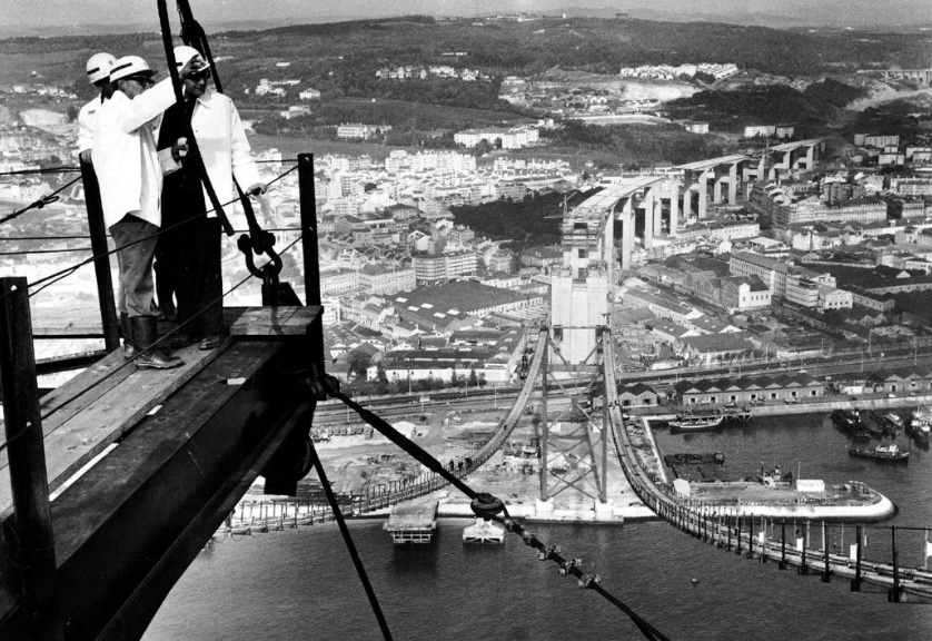 ponte 25 abril durante a sua construção