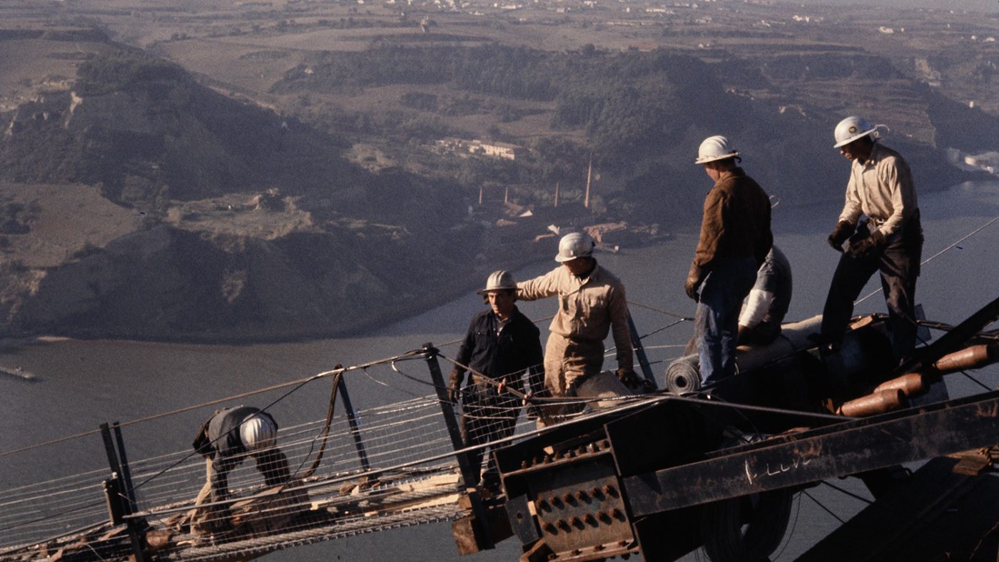 Operários durante a construção da Ponte Sobre o Tejo