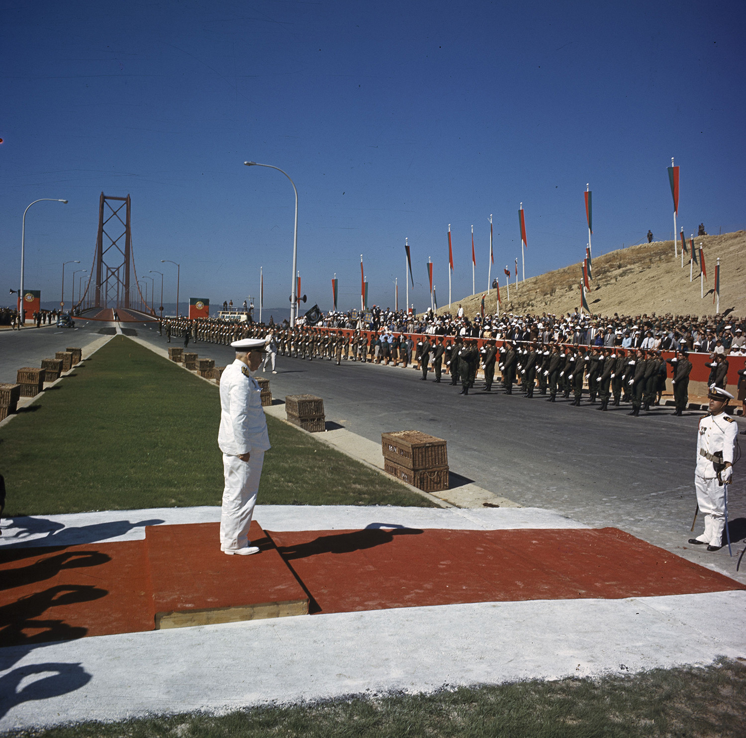 Cerimónia de Inauguração da Ponte sobre o Tejo ocorreu do lado de Almada