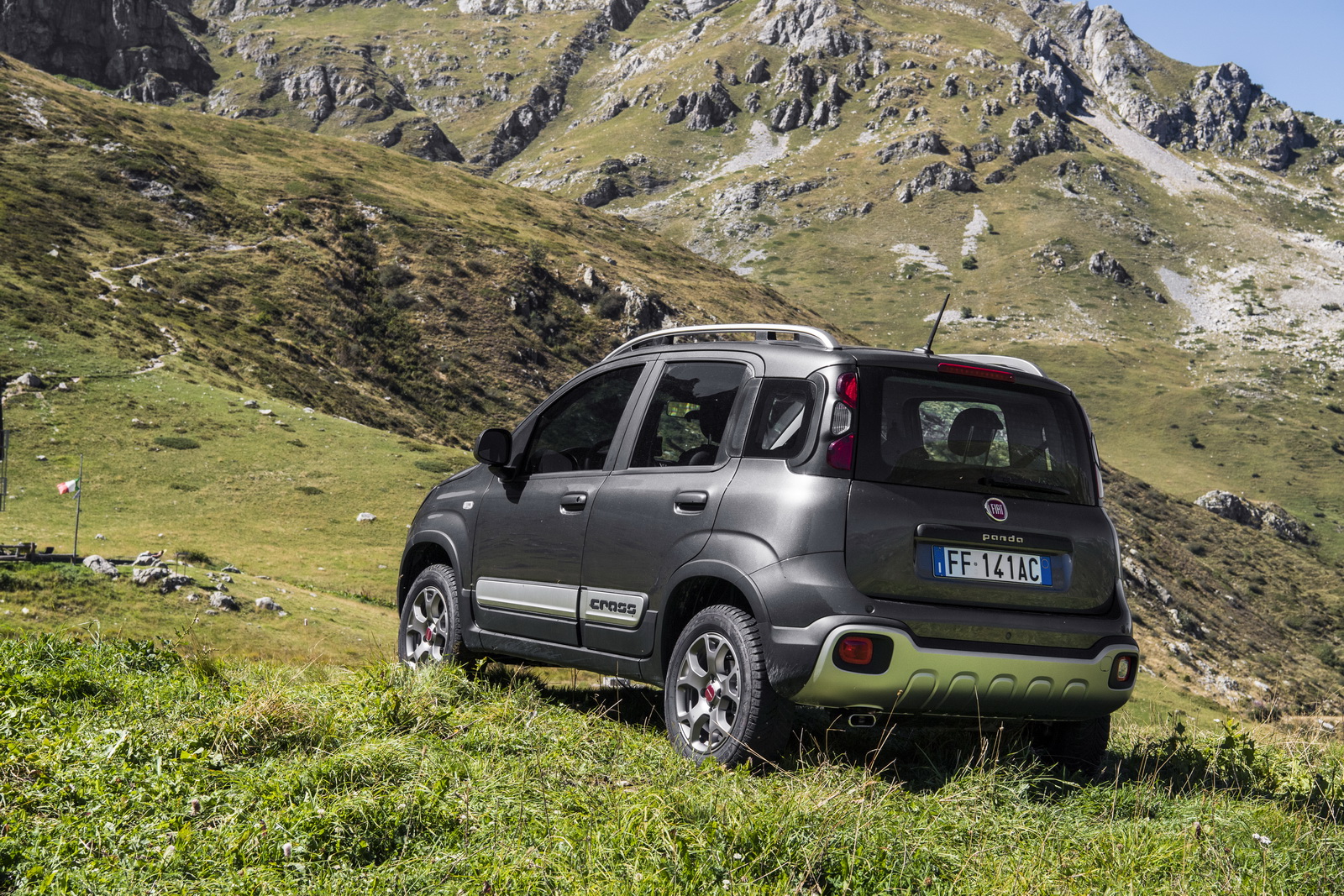 Fiat Panda Cross 4x4 fora de estrada vista traseira 3/4