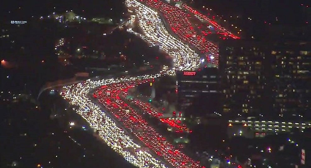 Filas enormes de trânsito à noite