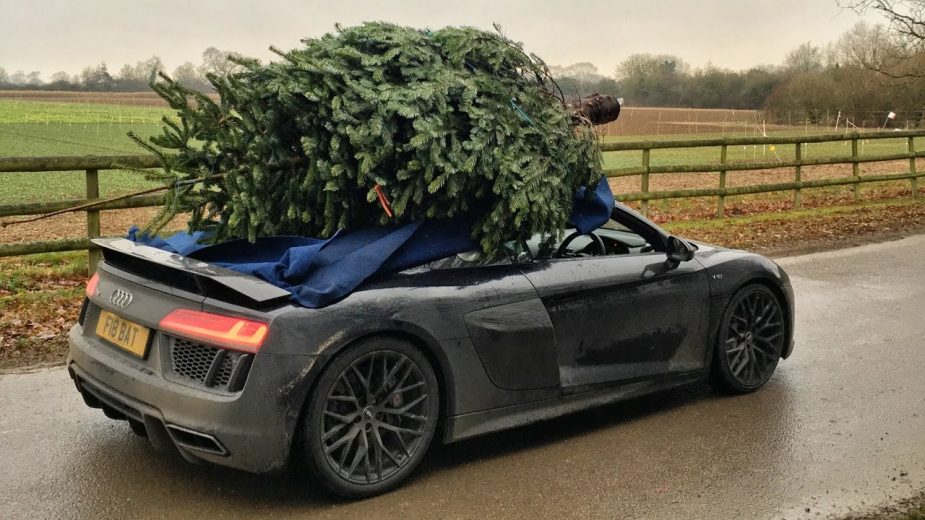 Árvore de Natal em cima de Audi R8