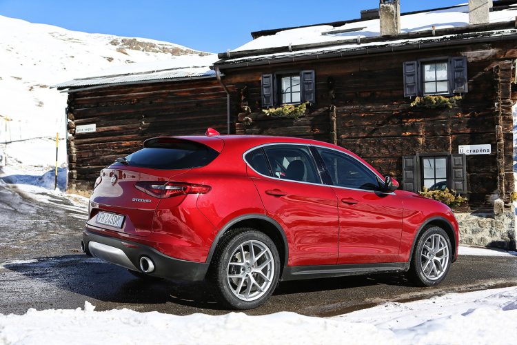 2017 Alfa Romeo Stelvio traseiraq