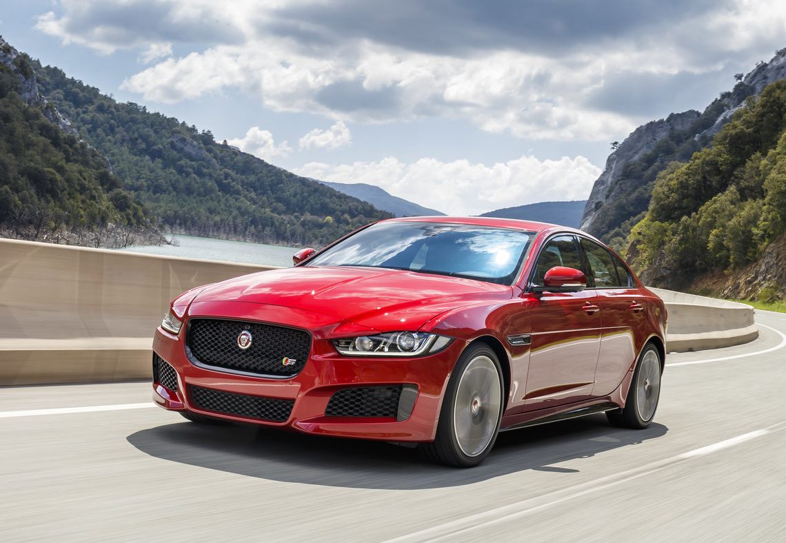 2017 Jaguar XE S frente