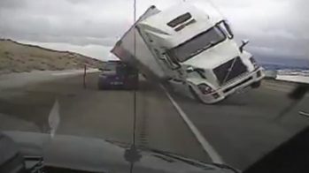 vento camião a capotar em cima de carro patrulha na I80, Wyoming, EUA
