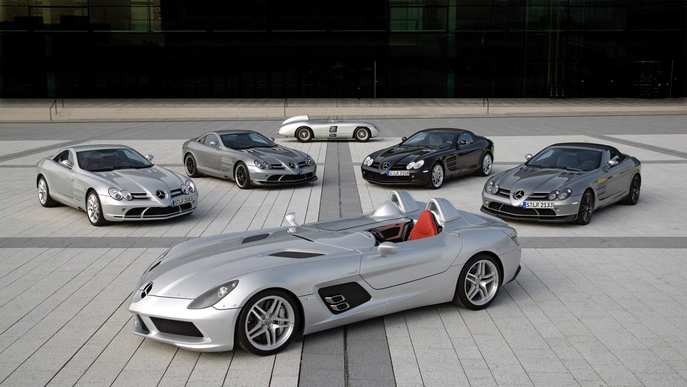 Mercedes-Benz SLR 722 Stirling Moss com outros SLR e 300 SLR ao fundo