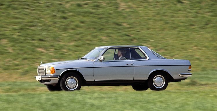 Mercedes-Benz Coupé der Baureihe C 123 (1977 bis 1985). Foto aus dem Jahr 1980. ; Mercedes-Benz coupé in the C 123 (1977 to 1985) model series. Photograph dated 1980.;