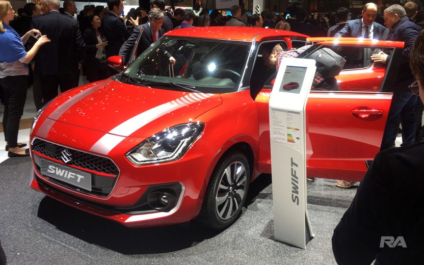 2017 Suzuki Swift em Genebra - frente