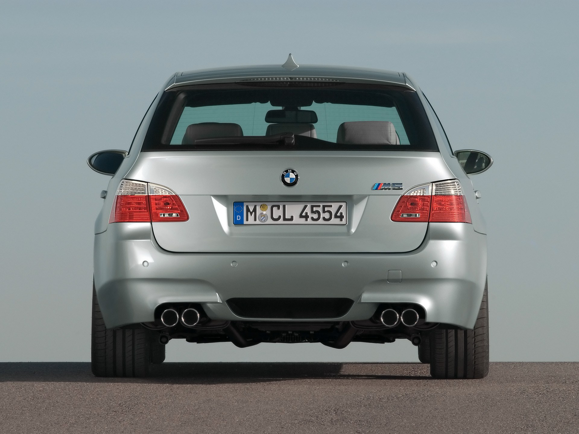 BMW-M5-Touring-E61-1