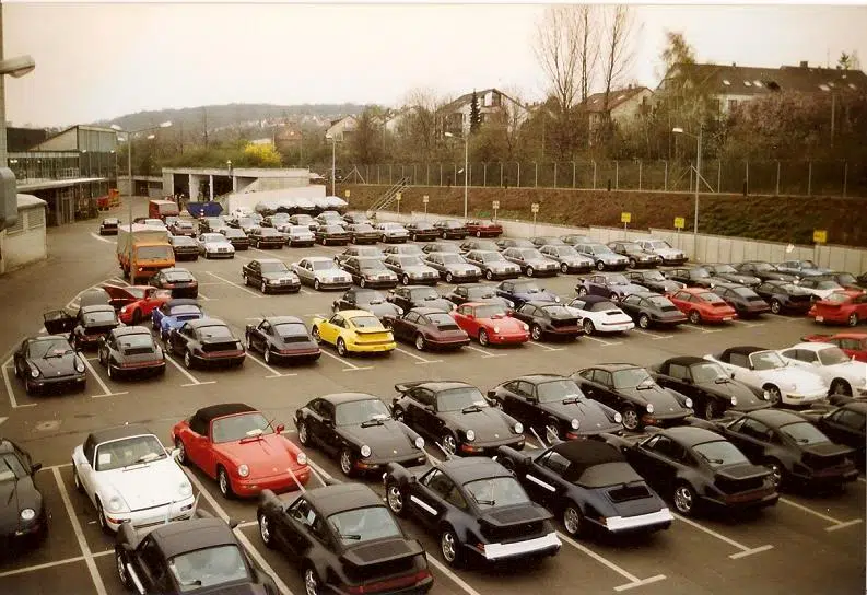 Mercedes-Benz 500E e Porsche 911 em parque