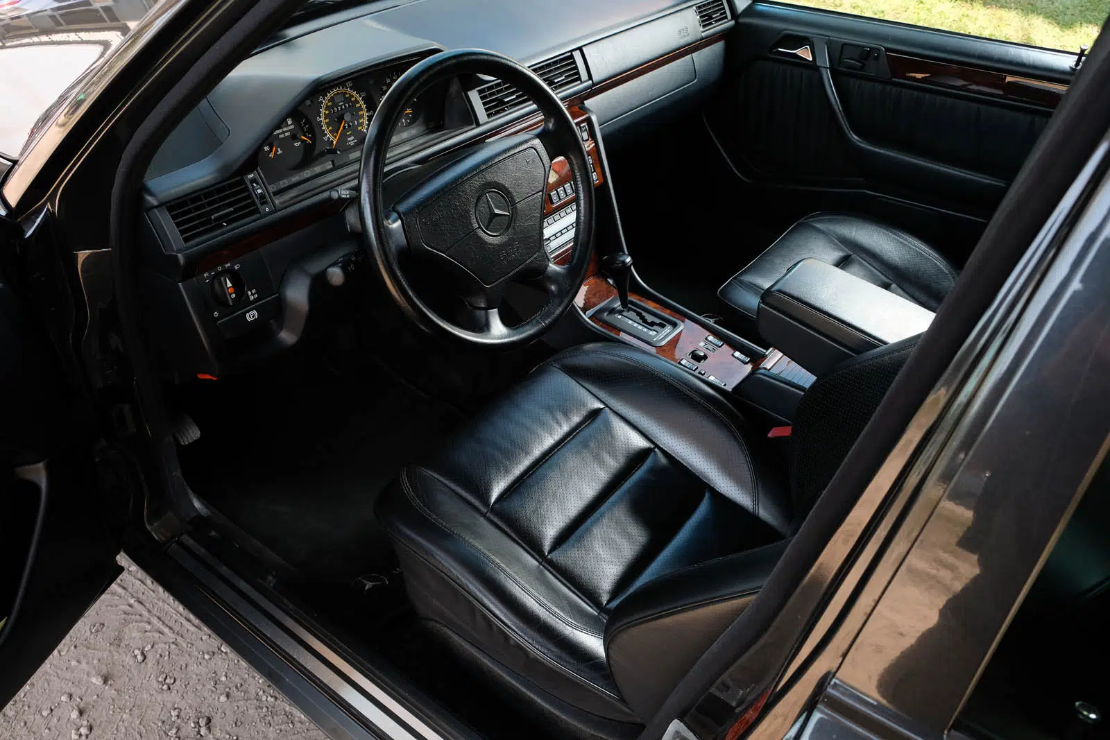 Mercedes-Benz 500E interior
