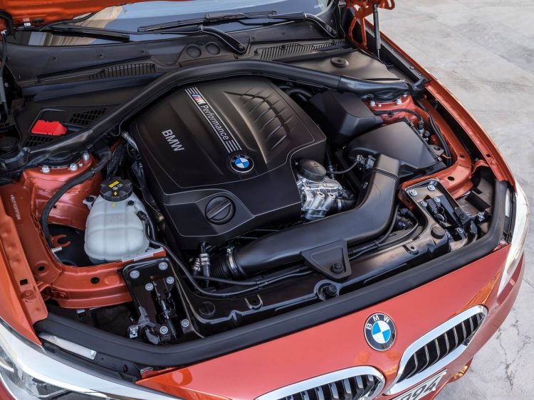 2016 BMW M135i motor 6 cilindros em linha