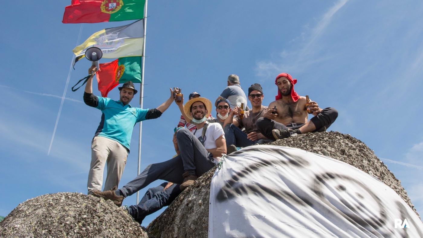 Público em Fafe Lameirinha, com bandeira nacional