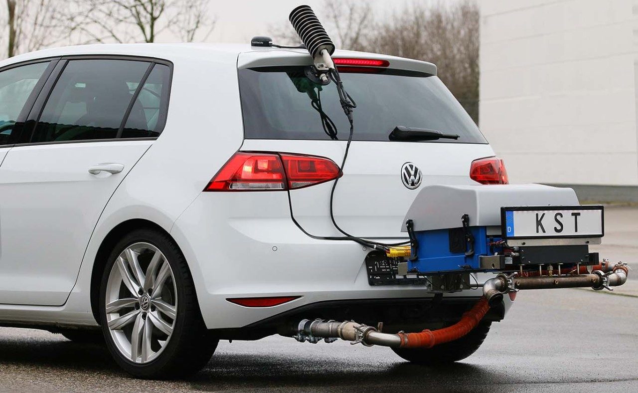 Volkswagen Golf com equipamento de medição de emissões na estrada