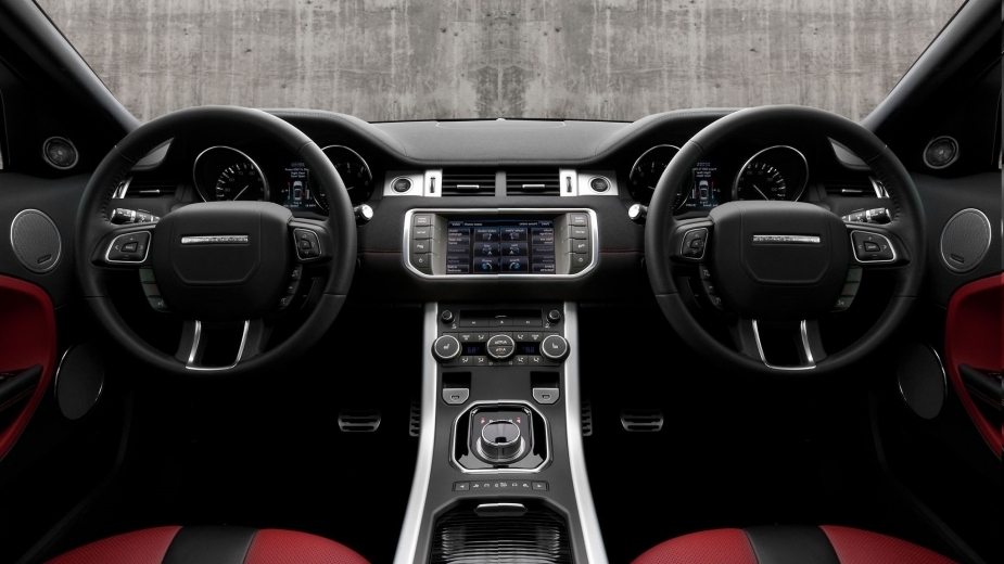 Interior com dois volantes