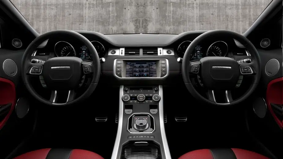 Interior com dois volantes