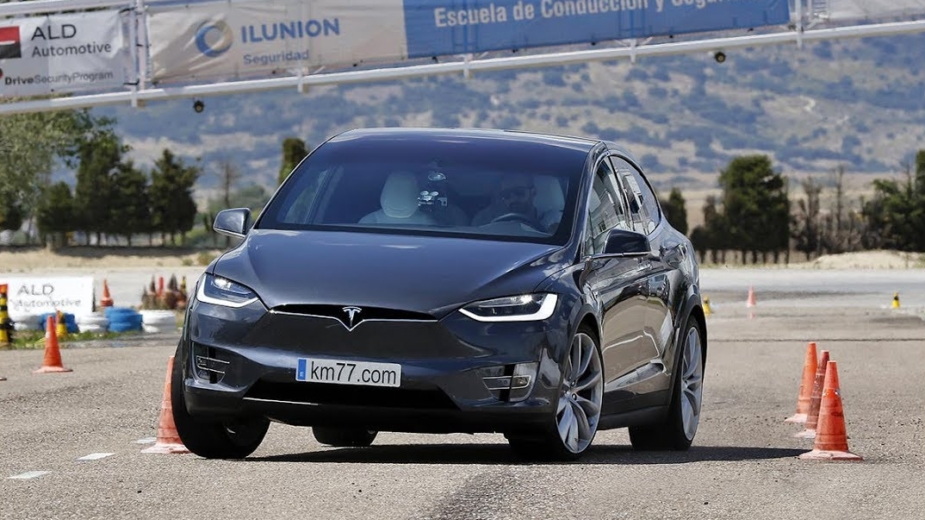 Tesla Model X - teste do alce