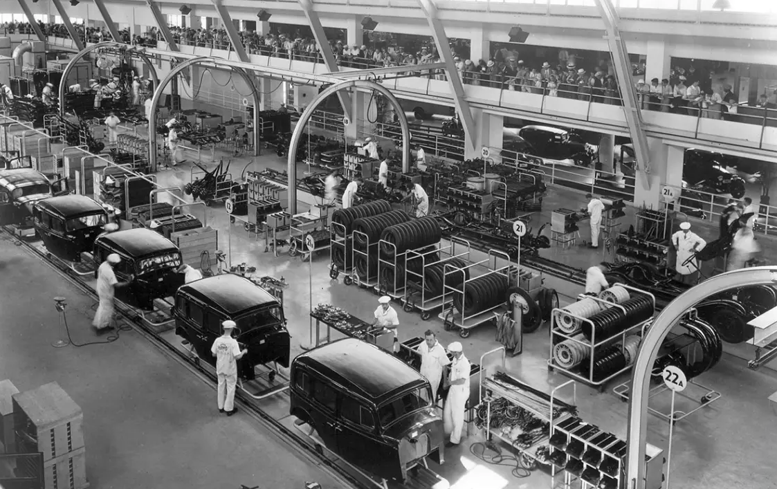 Uma fábrica de automóveis na década de 40.