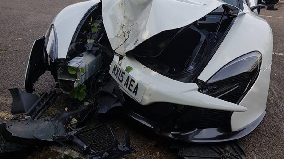 McLaren 650S com frente destruída