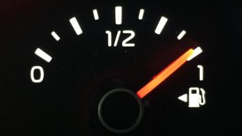 Seta no indicador do nível de combustível