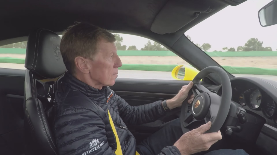 Walter Rohrl ao volante do Porsche 911 GT3