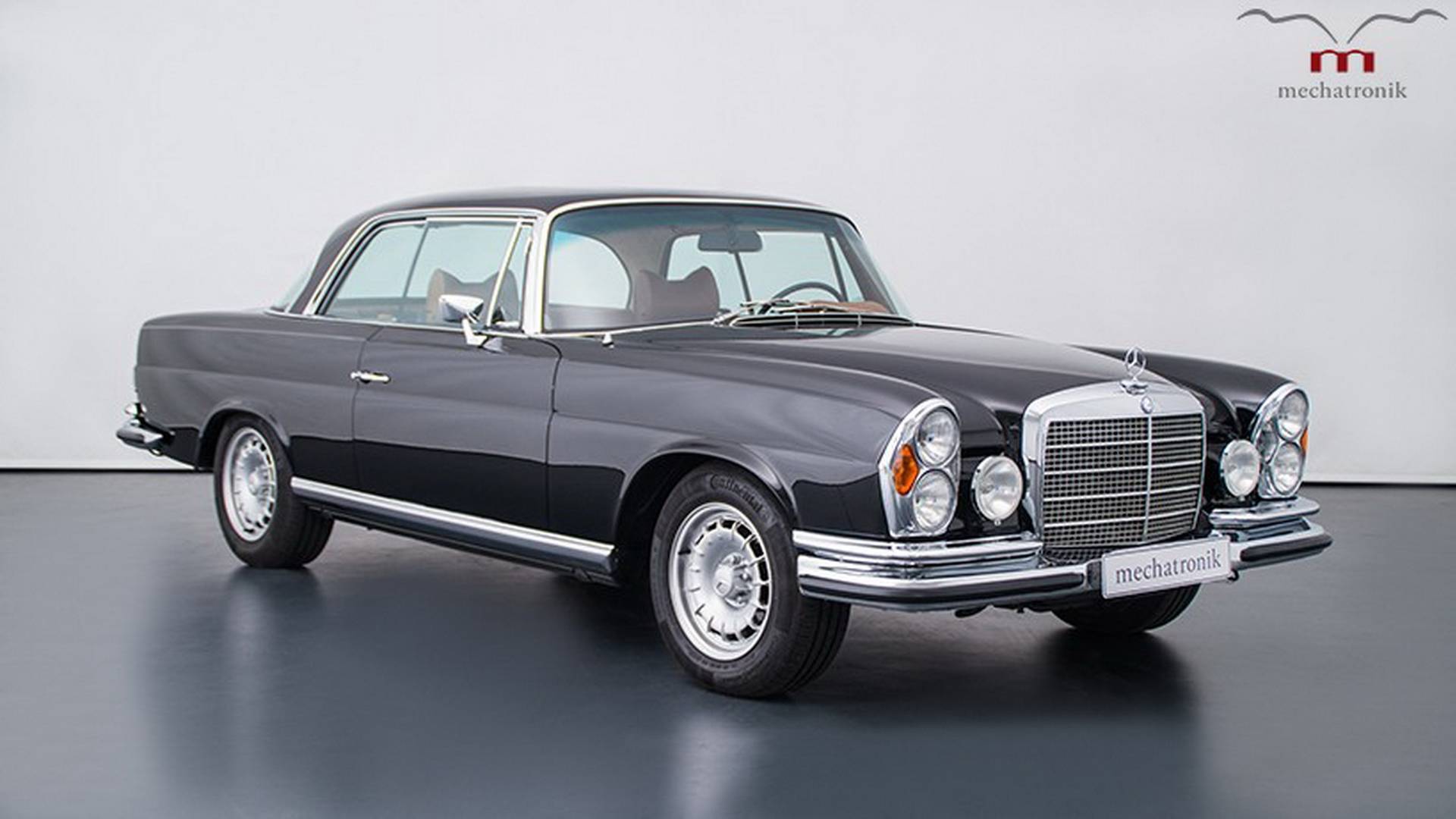 Este MercedesBenz W111 Coupé tem um V8 do SLK55 AMG