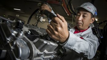 Montagem motor do Nissan GT-R