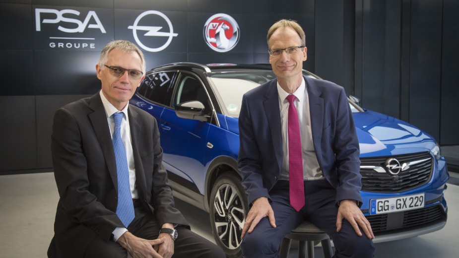 Carlos Tavares, Presidente do Conselho de Administração do Groupe PSA, com o CEO da Opel Michael Lohscheller e Opel Grandland X como pano de fundo