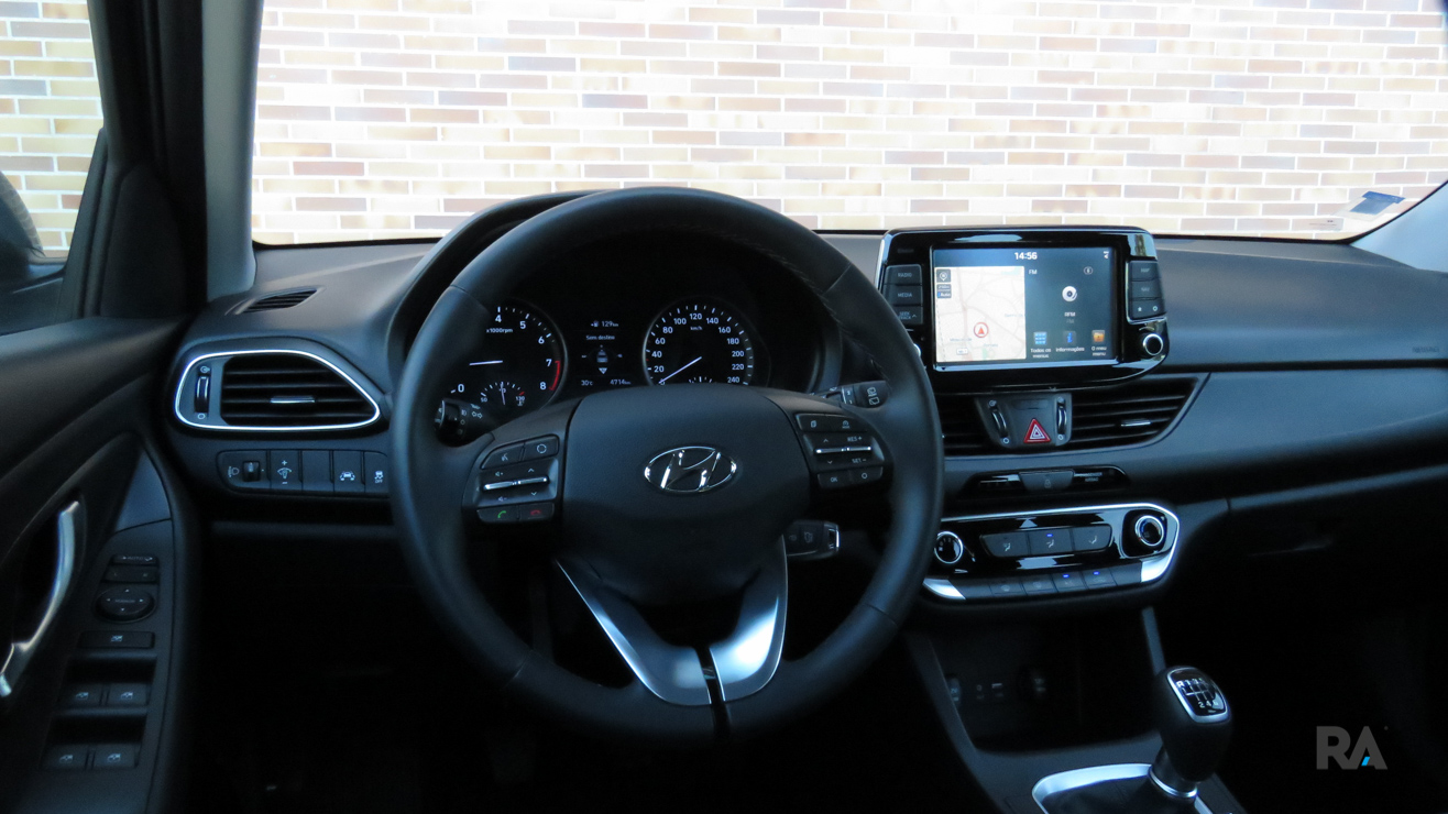 Hyundai i30 SW 1.0 TGDi — Interior sóbrio e bem construído.