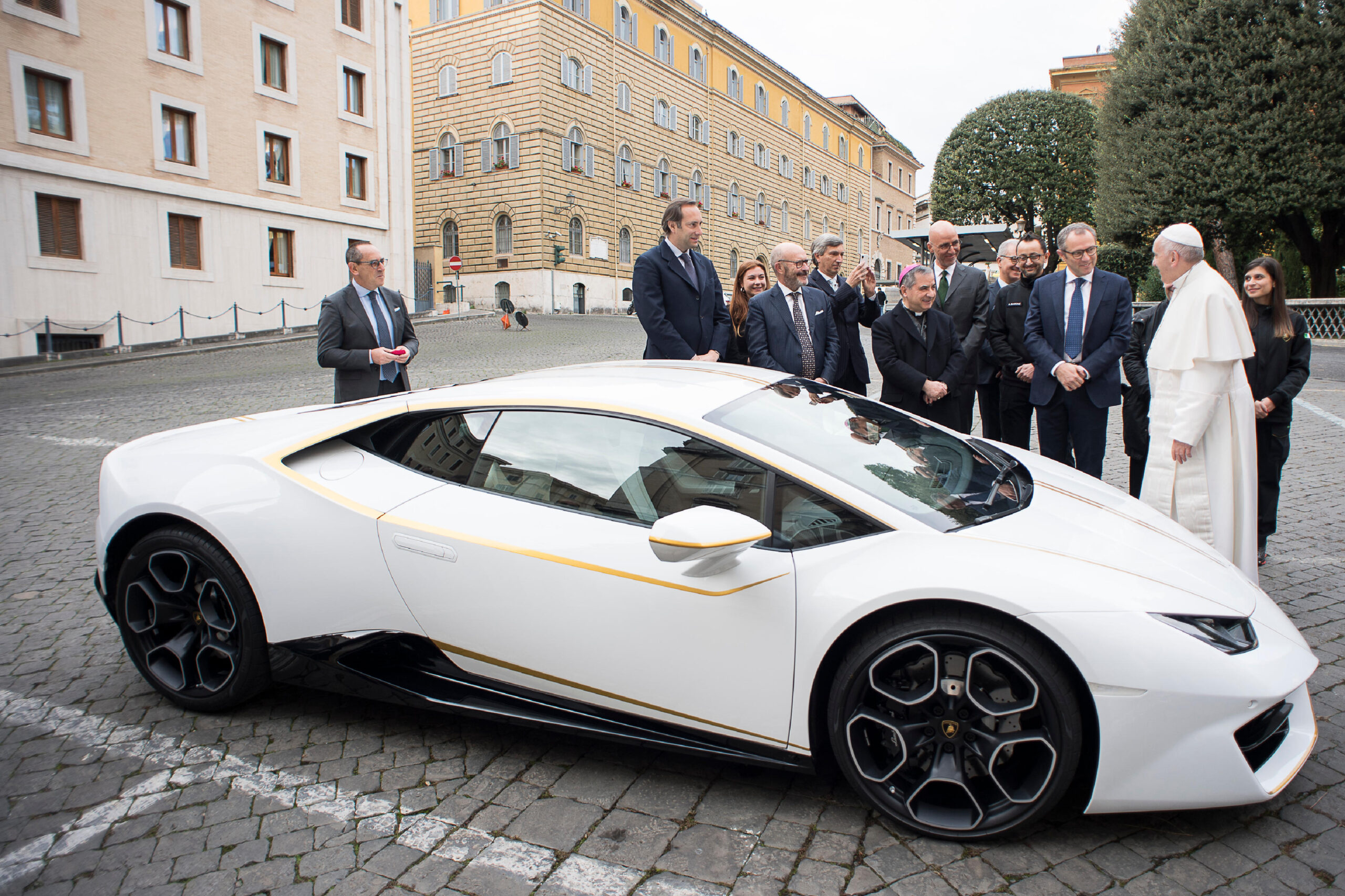 Lamborghini Papa Francisco